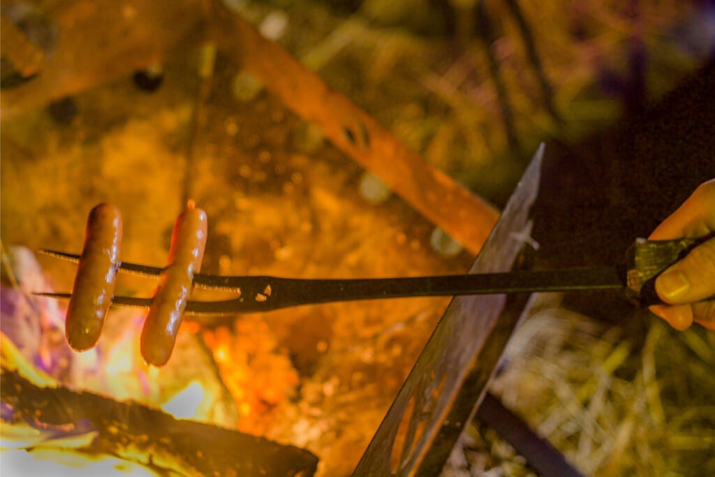 食材をあぶっている