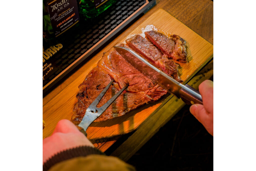 肉を調理している