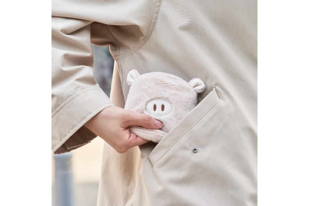 カイロをポケットに入れる