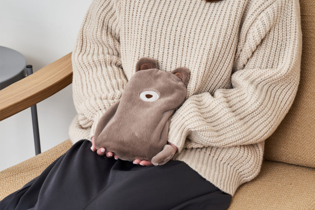 湯たんぽをお腹の上に置いている