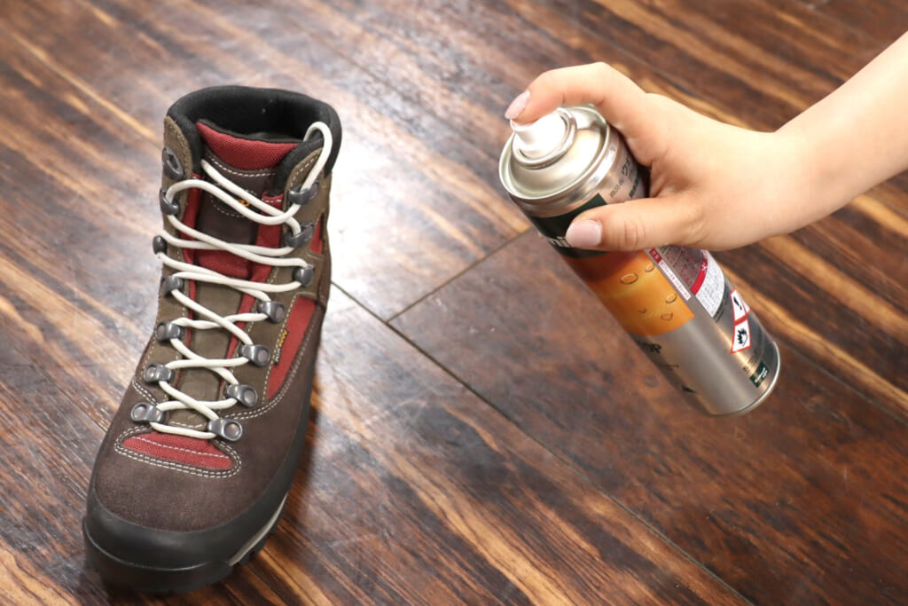 靴にスプレー