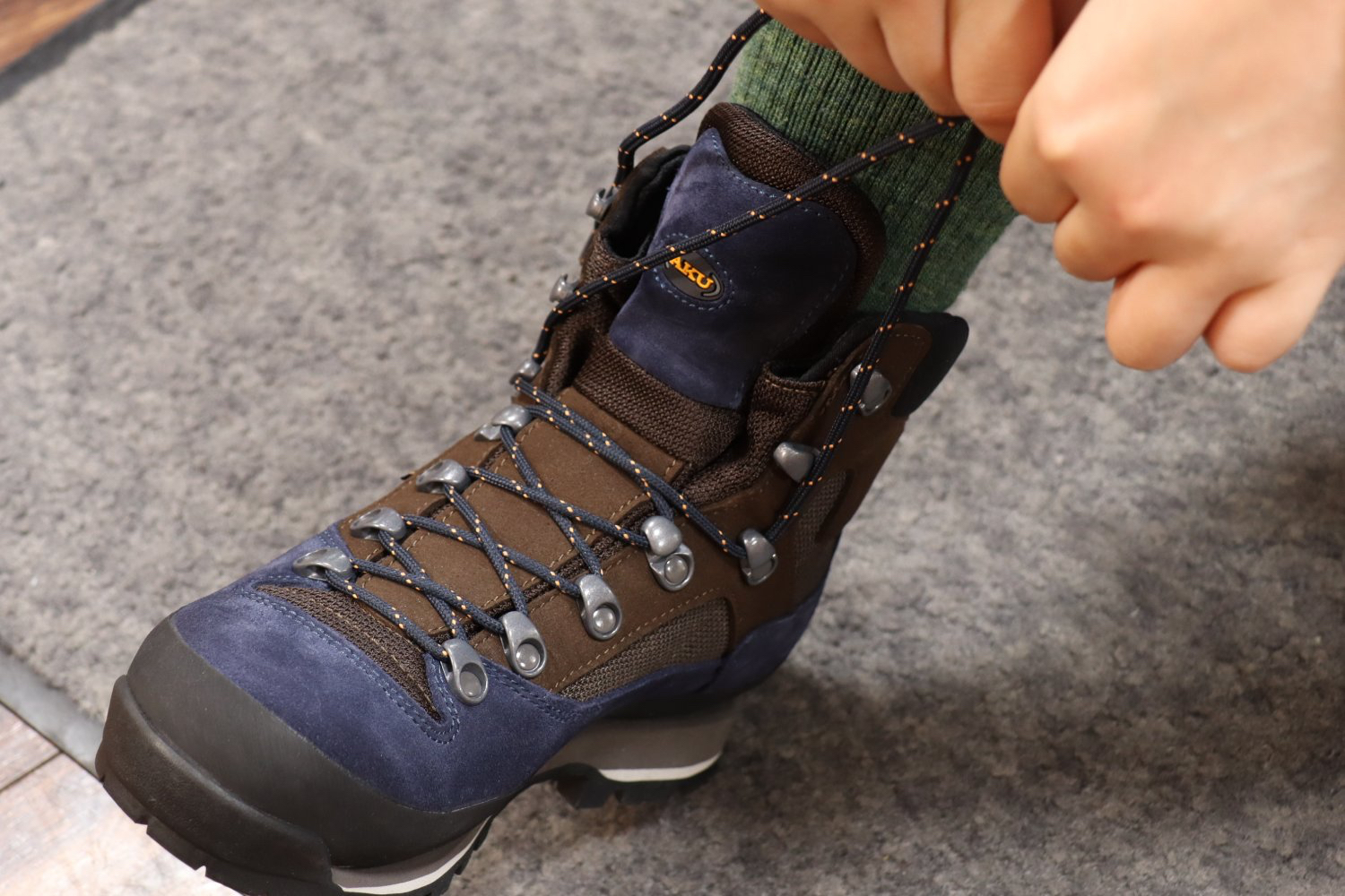 靴を履いている