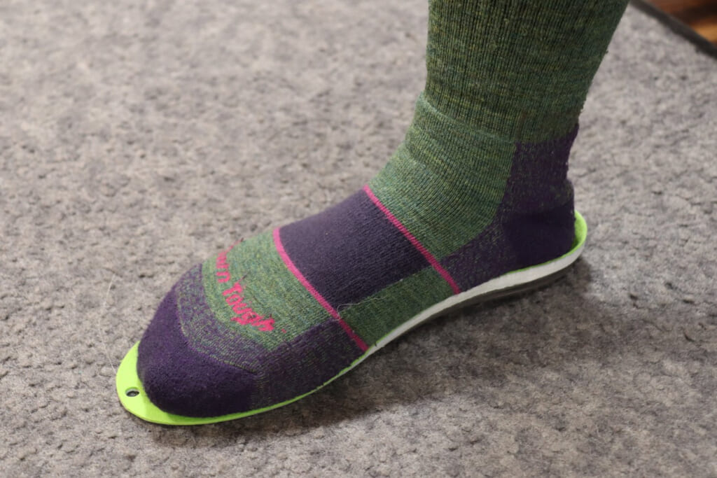 インソールに足を乗せてる