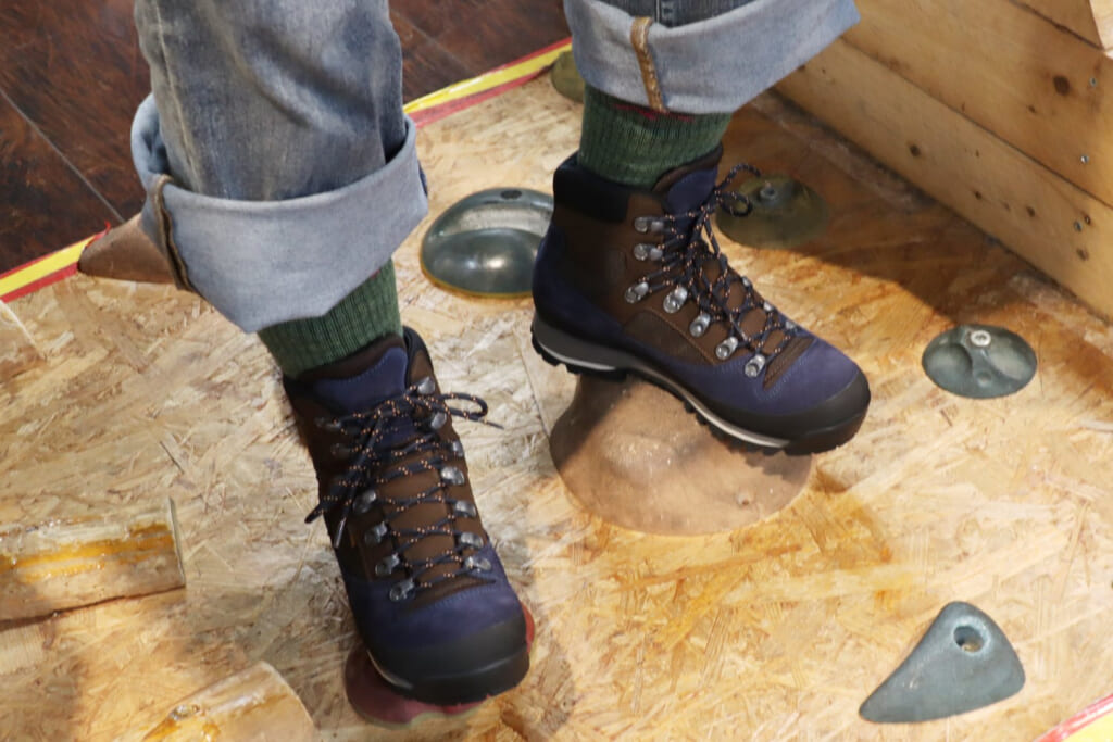 岩場を歩いている