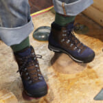 岩場を歩いている