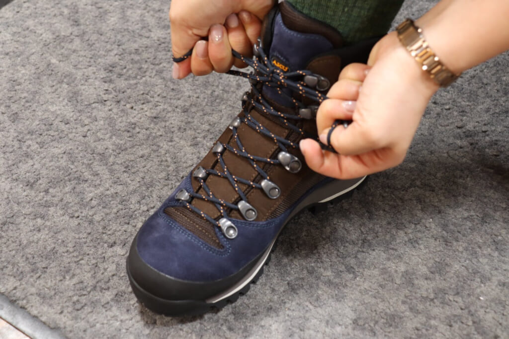 靴を履いてひもを結んでいる