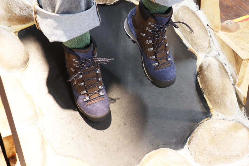 下り向きで足踏み