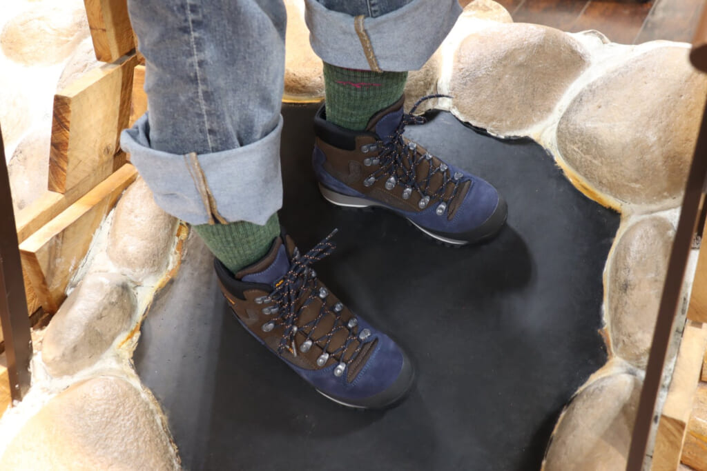 傾斜台に横向きで立つ