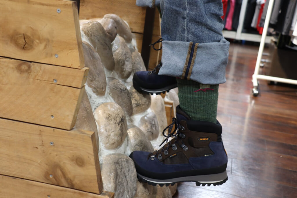 岩場の傾斜台に足掛け