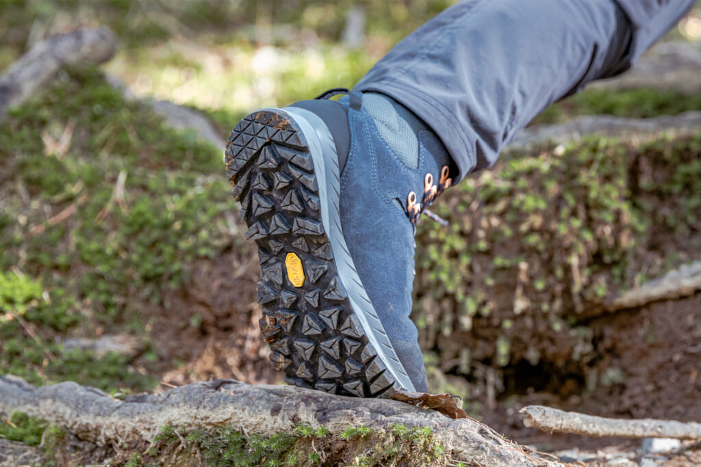 仲間と履いて歩く写真