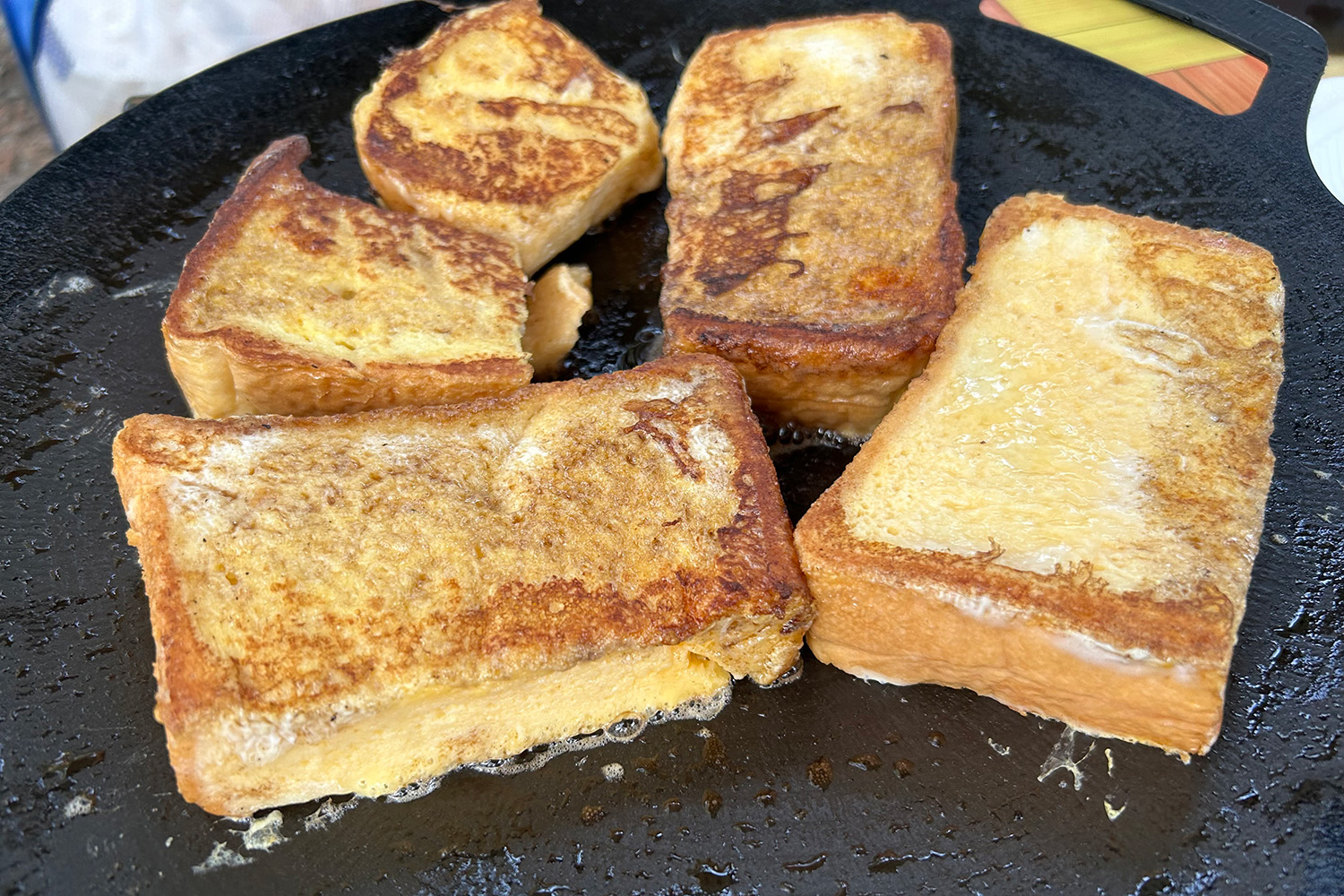 酒飲み過ぎた朝のキャンプ飯！　卵たっぷり「ベーコンフレンチトースト」と仕上げのコーヒー＆りんごが絶品