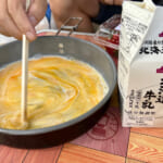 【画像】酒飲み過ぎた朝のキャンプ飯！　卵たっぷり「ベーコンフレンチトースト」と仕上げのコーヒー＆りんごが絶品 〜 画像1