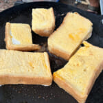 【画像】酒飲み過ぎた朝のキャンプ飯！　卵たっぷり「ベーコンフレンチトースト」と仕上げのコーヒー＆りんごが絶品 〜 画像1