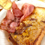 【画像】酒飲み過ぎた朝のキャンプ飯！　卵たっぷり「ベーコンフレンチトースト」と仕上げのコーヒー＆りんごが絶品 〜 画像1
