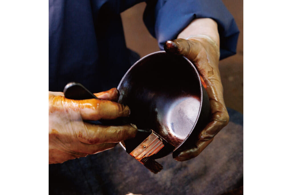 漆を塗り重ねる