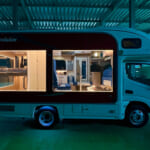 【画像】マジで中身が丸見え! キャンピングカーの秘密を大公開「ナッツRV」がスケルトンなキャンピングカーを「ジャパンモビリティショー2025」で緊急出展 〜 画像1