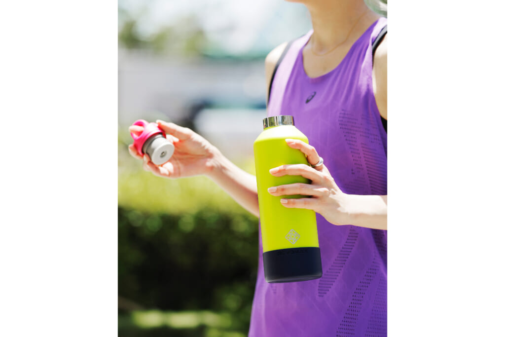 中身を飲んでいる