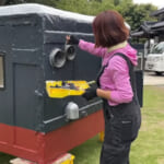 【画像】梅雨の長雨までに間に合うのか？　キャンプ女子の「軽トラ」DIYキャンピングカーの最終仕上げから目が離せない 〜 画像1