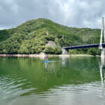 【画像】丹沢湖でSUPを満喫！　信玄館で温泉＆手打ちそばで満腹後の「洒水の滝」を愛でる旅がおすすめ 〜 画像1