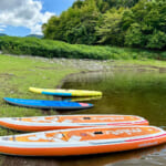 【画像】丹沢湖でSUPを満喫！　信玄館で温泉＆手打ちそばで満腹後の「洒水の滝」を愛でる旅がおすすめ 〜 画像1