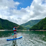 【画像】丹沢湖でSUPを満喫！　信玄館で温泉＆手打ちそばで満腹後の「洒水の滝」を愛でる旅がおすすめ 〜 画像1