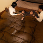 【画像】親子4人でゆったり入れる特大寝袋！　家族みんなで仲良くぬくぬくと眠れる冬用シュラフ 〜 画像1