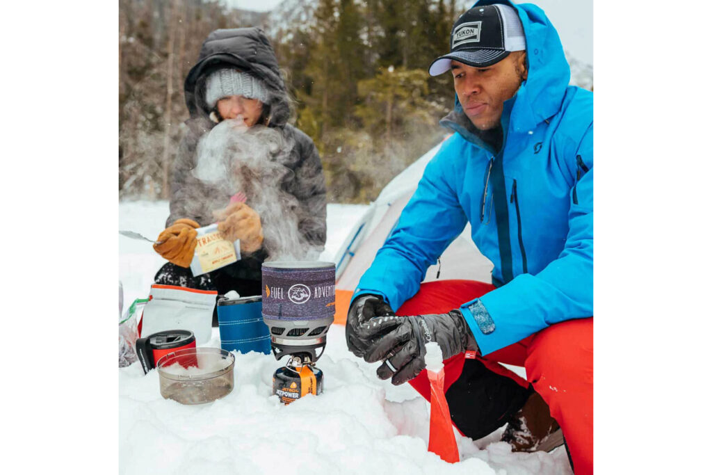 雪山で湯を沸かしているイメージ
