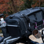【画像】ツーリングの常識を覆す！  大容量 × 安定設計で人気の「PYKES PEAKバイク用シートバッグ」が待望の再販開始 〜 画像1