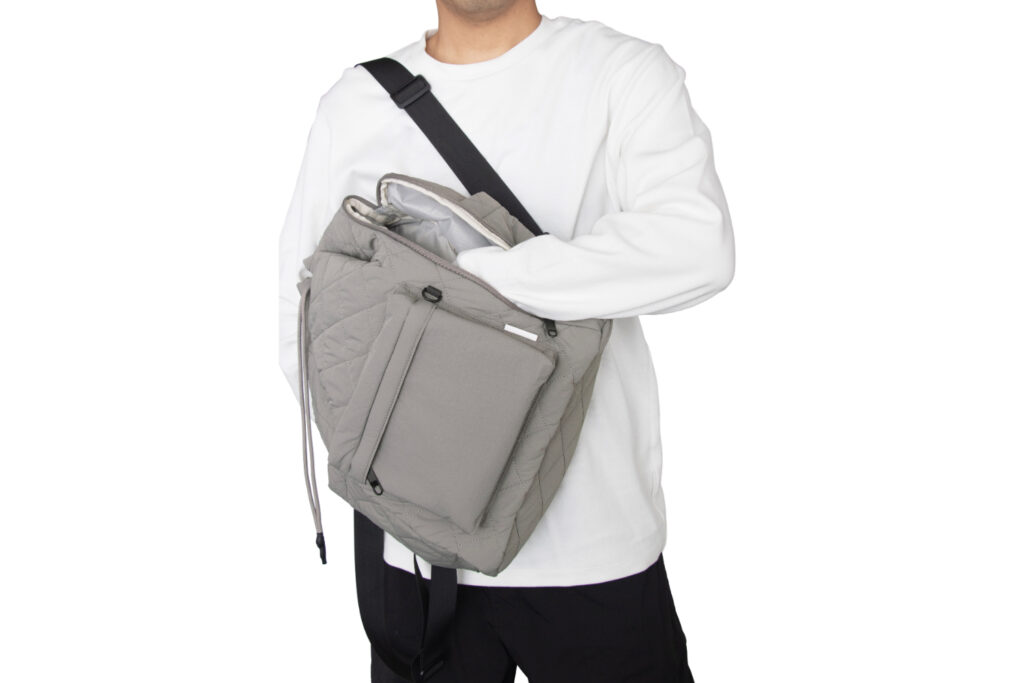 サイドファスナーから出し入れ