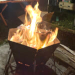 キャンプ場で焚き火
