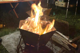 キャンプ場で焚き火
