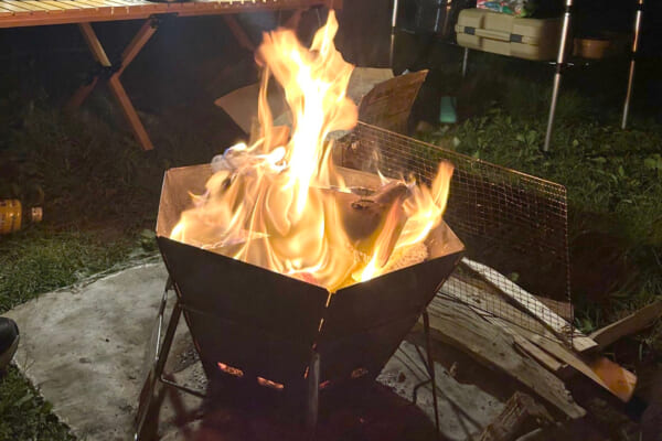 キャンプ場で焚き火
