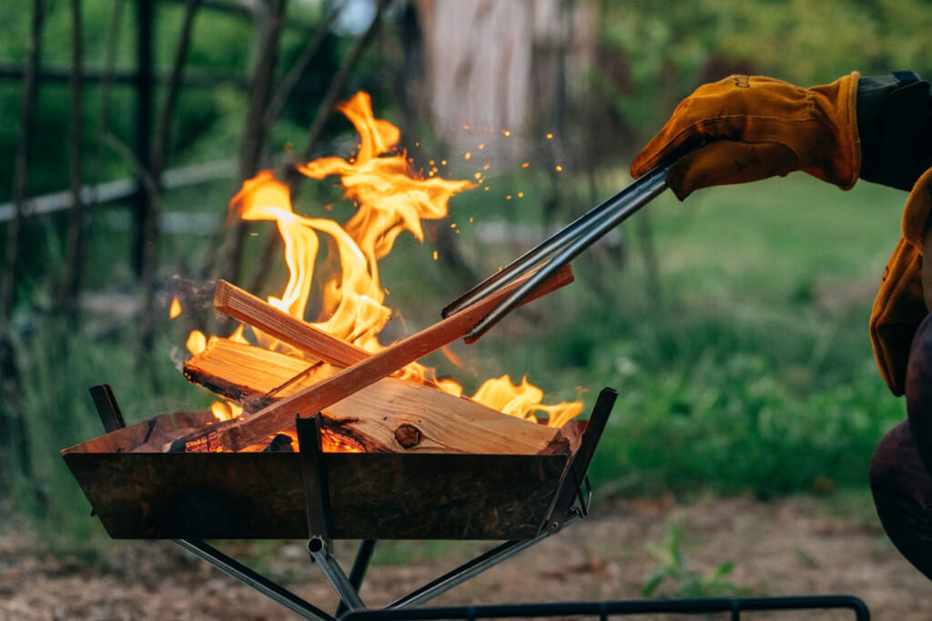 トングで薪つかみ