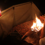 【画像】風を防げてプライバシーも守る！　安心＆安全の焚き火のテクニックとは 〜 画像1