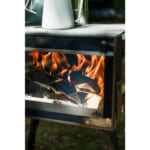 【画像】ガラス越しに揺らめく炎で和む！　三面ガラスの薪ストーブで秋冬キャンプを満喫 〜 画像1