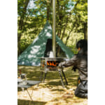 【画像】ガラス越しに揺らめく炎で和む！　三面ガラスの薪ストーブで秋冬キャンプを満喫 〜 画像1