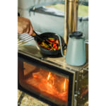 【画像】ガラス越しに揺らめく炎で和む！　三面ガラスの薪ストーブで秋冬キャンプを満喫 〜 画像1