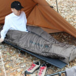 【画像】冬キャンプの常識が変わる！　マミー型の暖かさ、快適な出入り、動ける自由度を実現した進化形寝袋に新色「アッシュカーキ」が登場 〜 画像1