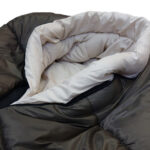 【画像】冬キャンプの常識が変わる！　マミー型の暖かさ、快適な出入り、動ける自由度を実現した進化形寝袋に新色「アッシュカーキ」が登場 〜 画像1