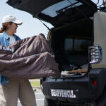 【画像】冬キャンプの常識が変わる！　マミー型の暖かさ、快適な出入り、動ける自由度を実現した進化形寝袋に新色「アッシュカーキ」が登場 〜 画像1