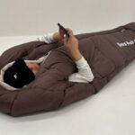 【画像】冬キャンプの常識が変わる！　マミー型の暖かさ、快適な出入り、動ける自由度を実現した進化形寝袋に新色「アッシュカーキ」が登場 〜 画像1