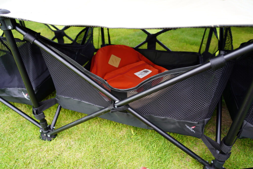 荷物が入ったキャビネット