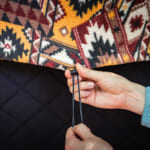 【画像】焚き火の前で使用しても燃えづらい？　難燃チェアカバーで「冬キャンプ」がもっと快適になる 〜 画像1