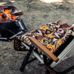 【画像】焚き火の前で使用しても燃えづらい？　難燃チェアカバーで「冬キャンプ」がもっと快適になる 〜 画像1