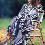 【画像】焚き火の前で使用しても燃えづらい？　難燃チェアカバーで「冬キャンプ」がもっと快適になる 〜 画像1