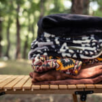 【画像】焚き火の前で使用しても燃えづらい？　難燃チェアカバーで「冬キャンプ」がもっと快適になる 〜 画像1