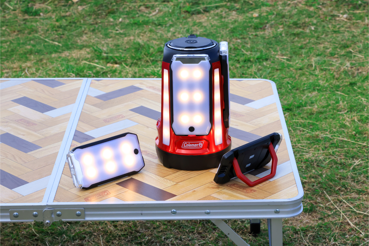 1台で4人分の灯りに変身！　コールマンの「クアッドマルチパネルランタンplus」はキャンプでも防災でも頼れる相棒