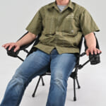 【画像】バイク積載の常識を覆す！　軽量・コンパクトかつ「ひじ掛け」搭載の新発想「アウトドアチェア」が快適過ぎる 〜 画像1