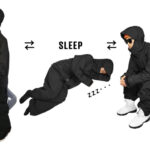 【画像】車中泊からゲレンデへ直行！　DODが贈る冬のアクティビティを繋ぐ人型寝袋「フトンライダー」 〜 画像1