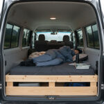 【画像】車中泊からゲレンデへ直行！　DODが贈る冬のアクティビティを繋ぐ人型寝袋「フトンライダー」 〜 画像1